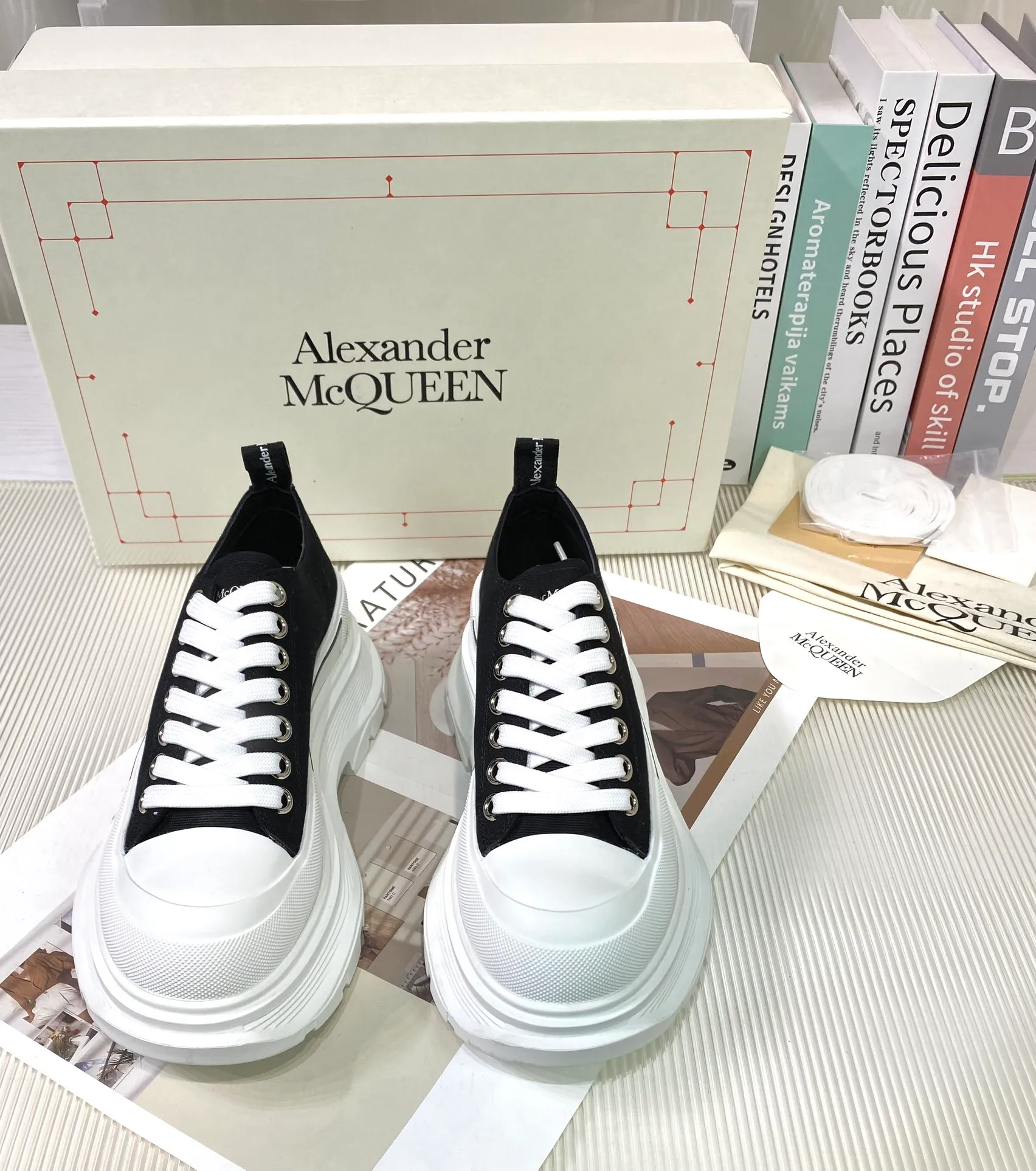 👟👟Ex-factory price 480👟👟Mc Queen McQueen’s new couple shoes! Young ladies who are fashion representatives must be at the forefront of fashion! The unique personality of the shoes adds full charm, and the shoes are super stylish. ⚠The uppers are made of customized original canvas. The color is warm and moist. The inner padding is made of imported goatskin. Full of flexibility! The round toe design allows the toes to be completely released and get rid of the original pressure of shoes! The outsole adopts the original molded vacuum outsole. The combination of several layers of outsole is complicated. Size: 35-44 men's and women's sizes (45 is custom-made and cannot be returned or exchanged). The latest counter packaging.